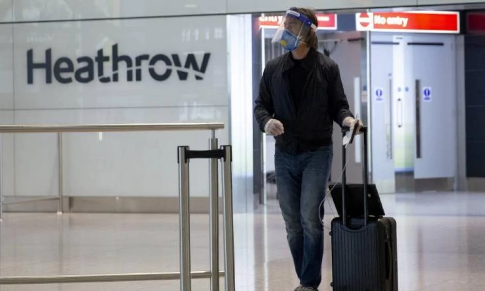 Βρετανία: Εντάσσει την Ελλάδα στην «πράσινη λίστα» του τουρισμού